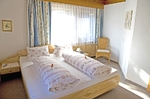 13_Angerer_Familiensuite_Tirol_Schlafzimmer1.jpg